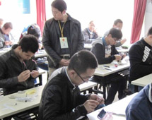 老師監(jiān)督學(xué)生做實驗 老師監(jiān)督學(xué)生做實驗